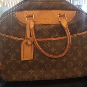Sold Authentic Deauville

 Louis Vuitton purse.